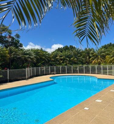 Saint-Claude Apartment | Appartement cosy avec piscine