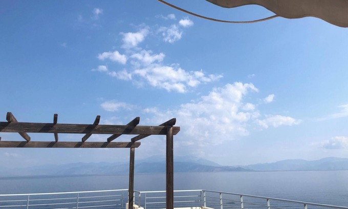 Evrostina Apartment | Appartement en bord de mer avec piscine. Vue à couper le souffle !