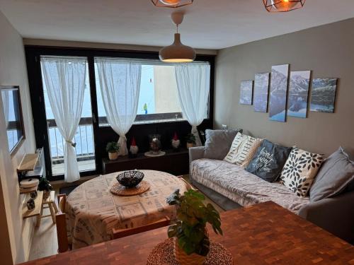 Montgenevre Apartment | Appartement Les Chalmettes 4 Personnes au pied des Pistes Wifi - Balcon - Parking
