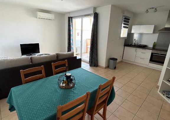 Meze Apartment | Appartement moderne en résidence avec piscine