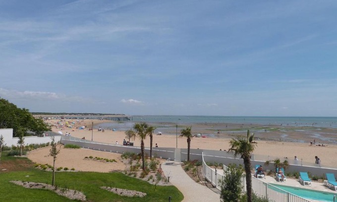 La Tranche-sur-Mer Apartment | Appartement plage, piscine, balcon, animaux, parking - FR-1-194-201