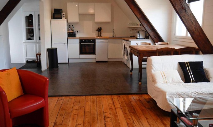Le Palais Apartment | Appartement rénové au centre du Palais, proche plage et commodités - FR-1-418-226