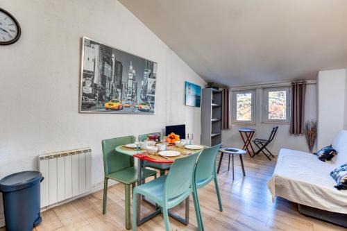 Pezenas Apartment | Appartement Sous Les Toits