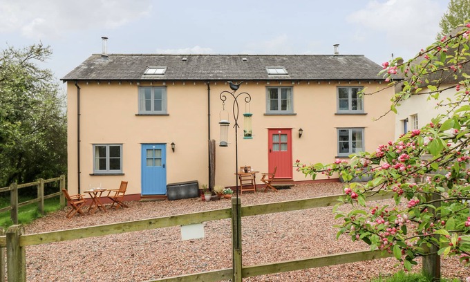 Yeoford Cottage | APPLE COTTAGE, family friendly, country holiday cottage in Crediton