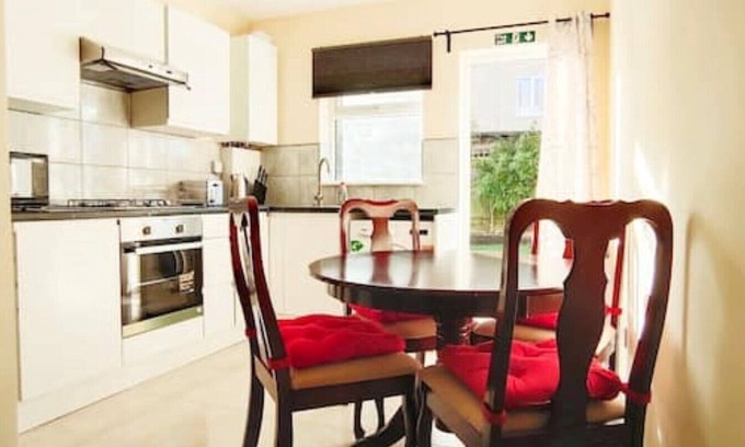 Hillingdon Apartment | Apple Garden A-2