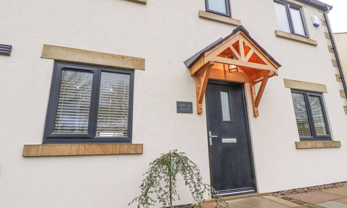 Goosnargh Cottage | APPLE TREE COTTAGE, family friendly, with a garden in Goosnargh