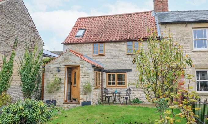 Old Somerby Cottage | APPLE TREE COTTAGE, pet friendly, with open fire in Grantham