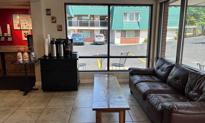 North Spokane Hotel | Apple Tree Inn