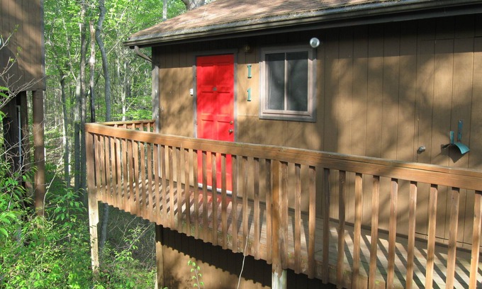 Jamestown Condo | Apple Valley Comfy “Treehouse" 2-Bedroom Condo inside Lake Cumberland State Park