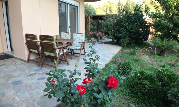 Plomari Apartment | Αpples and Roses