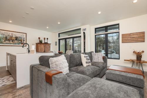 Silverthorne House | Après Shores Condo: Upscale Riverfront Retreat