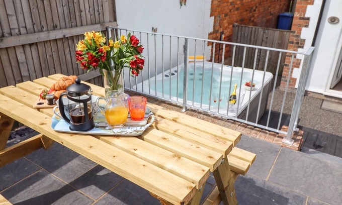 Folkton House | APRIL COTTAGE, family friendly, with hot tub in Filey
