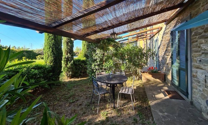 Camucia House | Apt in 19th century farmhouse near Cortona, pool, garden and beautiful views