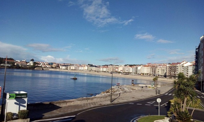 Quintans Apartment | Apt Sanxenxo one minute from the beach, views with garage and elevator. 8 pax