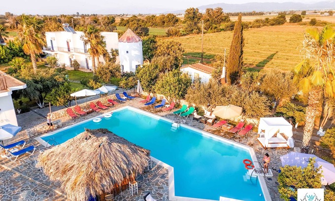 Thinalia Bed & Breakfast | Aqua Bliss at Royal Club Hotel - Comfy Twin Room