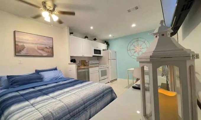 Poinsettia Heights Apartment | ★Aqua Studio ★5 min to Beach ★