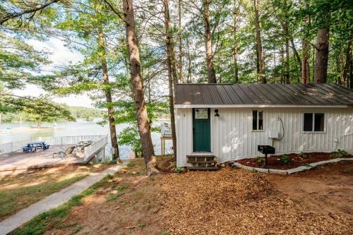 Mayfield House | Arbutus Lakeside Stay-Pontoon Rentals-Near TC!