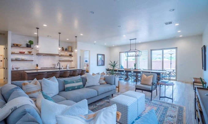 Santa Clara House | Arcadia 53 | DOG FRIENDLY * PRIVATE Hot Tub * Arcade Games * Sleeps 21