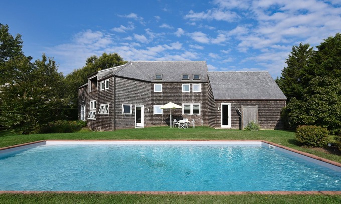 Bridgehampton House | Architect designed house near ocean on huge reserve.