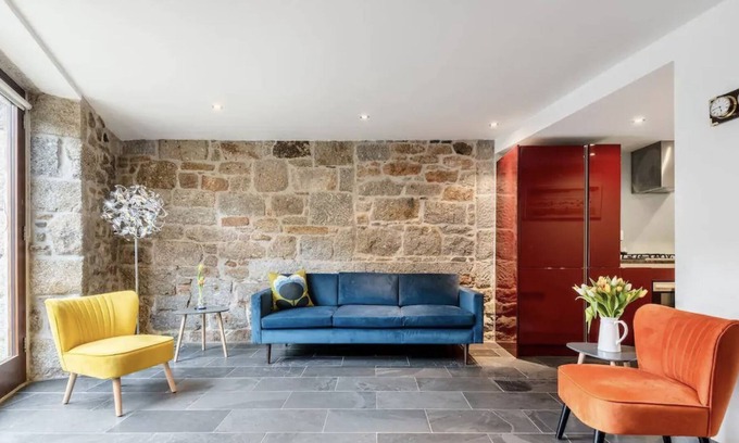 Newlyn House | Architect designed warehouse, walk to great food & the beach | Check in any day