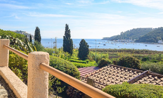 Mola Apartment | Are you dreaming of a beautiful island vacation close to the water? Then this vacation apartment wit