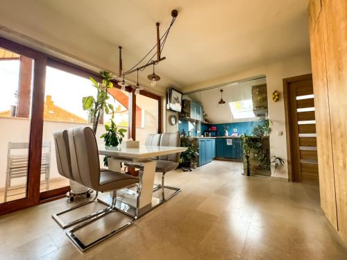 Old Town Apartment | ARIA Ultracentral Studio