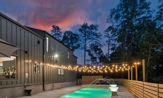 Rogers Cabin | Arkansas Luxe Forest Haven: Pool, Cinema & More!