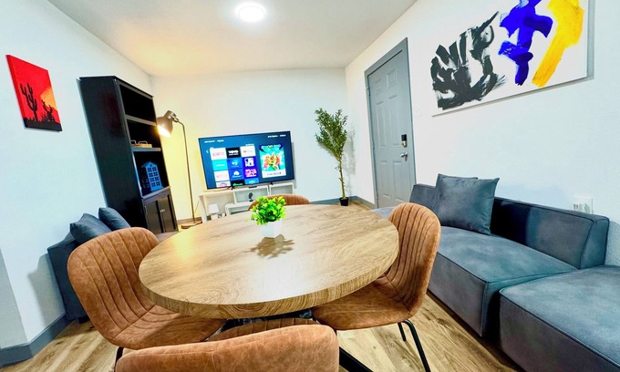 South Arlington House | Arlington Retreat 8 min Walk to AT&T Stadium, Global Life Field