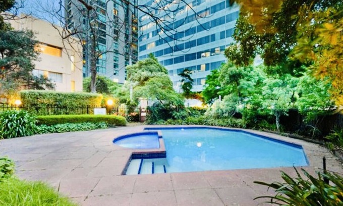 Melbourne Apartment | Art Deco Apartment across the road from Grand Prix