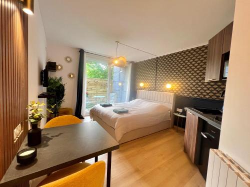 Chasseneuil-du-Poitou Apartment | Art Deco Studio avec terrasse aux portes du parc