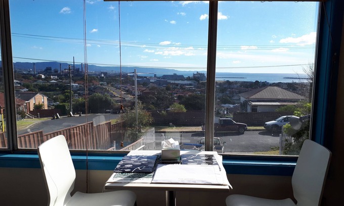 Port Kembla Apartment | Art Deco unit with great views