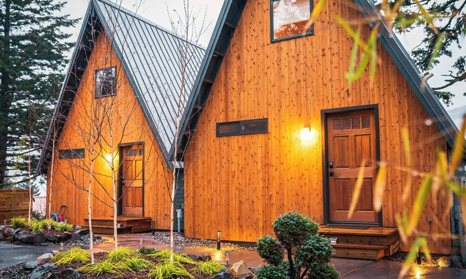 Stevenson Cabin | ArtBliss III: River Views, Soaking Tub, Firepit