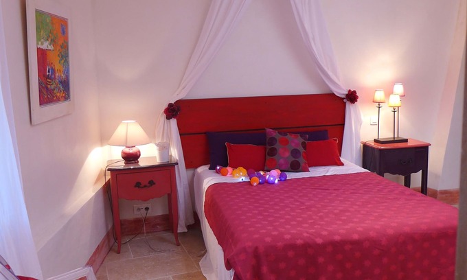 Roussillon Apartment | ARTIST HOUSE 3 STARS 17 th with superb views in Roussillon