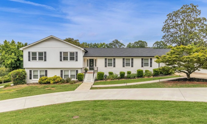 Wade Hampton House | Artist's Haven ~ 15 Minutes to Downtown Greenville!