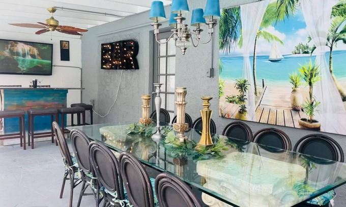 West Palm Beach House | Artsy, water-views, heated pool, tiki, 4Bdrom, 3Bth, Sleeps 10