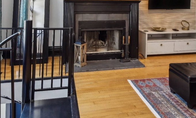 Wrightwood Neighbors Apartment | As Seen on TV: Safest Area Lincoln Park Duplex