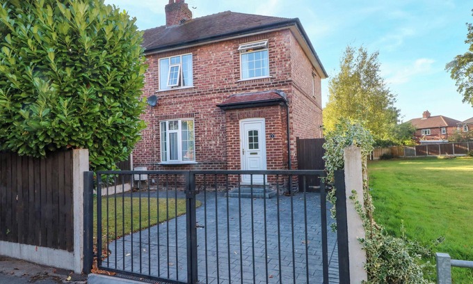 Trafford Cottage | ASH HOUSE, family friendly, character holiday cottage in Altrincham