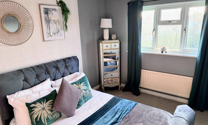 Ashford House | Ashford Blissful Retreat Modern 3-Bed House