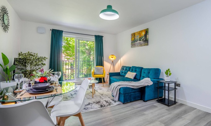 Staines Apartment | AshView 01 - Heathrow - Thorpe Park - Free Parking