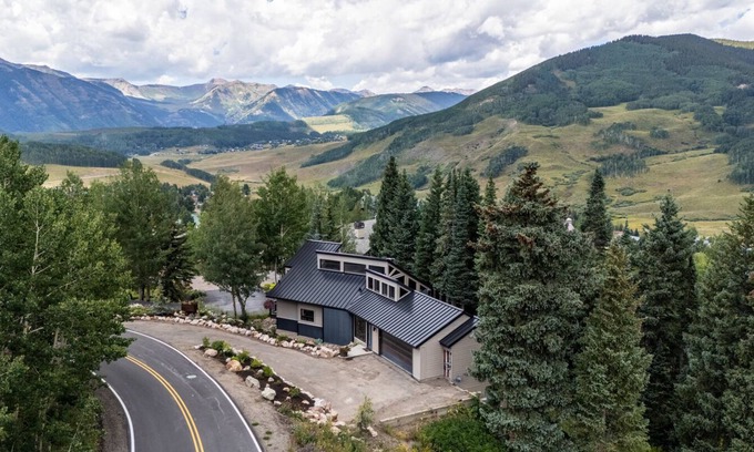 Crested Butte House | Aspen Extreme/Walk to Ski Access! Hot Tub! Great Views! Gourmet Kitchen!