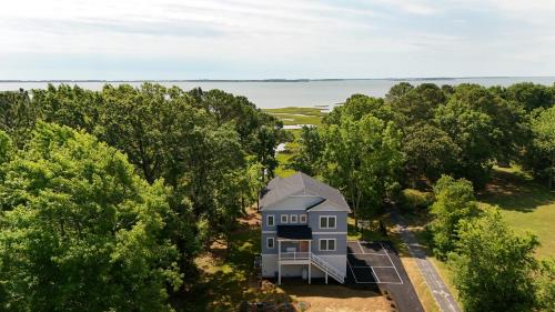 Berlin House | Assateague Holiday House 4BR luxury home with Assateague views and only 5 min drive to the island!