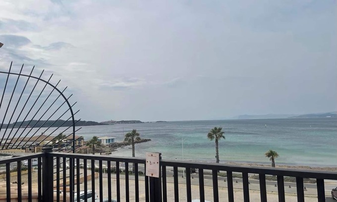 Le Brusc Apartment | π At Brusc: Facing the beach Parking, Sheets, Wifi all included! π