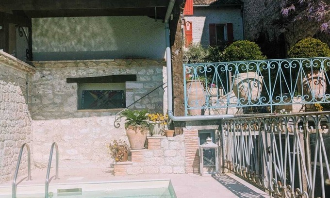 Lauzerte Apartment | At the foot of the medieval town of Lauzerte.comfortable apartment with swimming pool