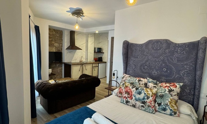 Old Town Apartment | ATENEO CUENCA, BOUTIQUE SUITES, with kitchen in the historic center.