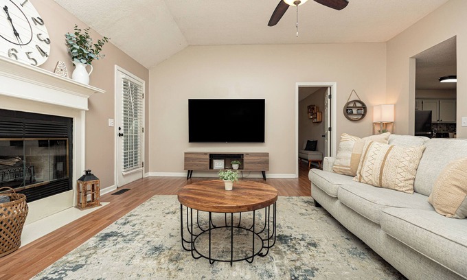 Centerville House | AtHome+1 Stay I Woodsy 3BR I Monthly Discounts