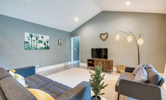 Atlanta House | Atlanta Vacation Rental w/Deck: 4 Mi to Downtown!