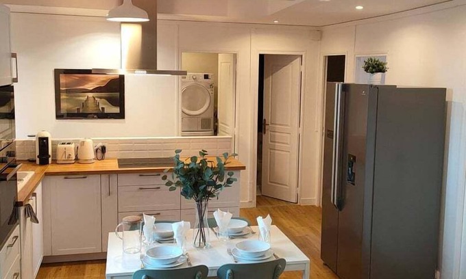 Troyes Apartment | Atmosphere | Downtown | Netflix | Mon Groom