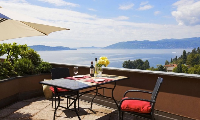 Susello Apartment | Attractive 3½-room apartment with terrace, balcony, pool and dream lake view