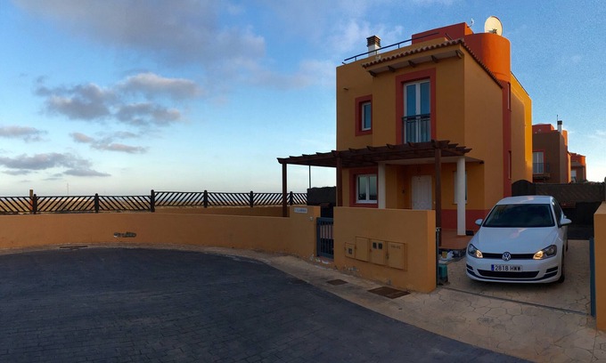 Corralejo Villa | ATTRACTIVE FRONT LINE detached villa with SUPERB Jacuzzi & fibre-optic Internet