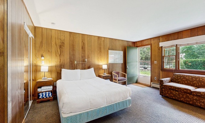 Alton Bay House | Attractive studio in waterfront location w/free WiFi, water views, kitchenette
